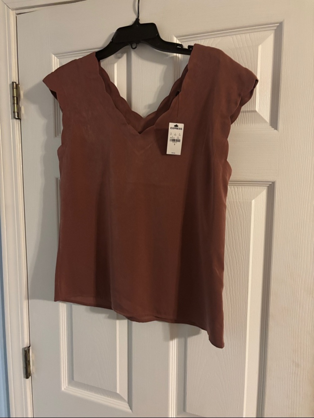 Express Scallop V-Neck Shell Top - Clay Brown